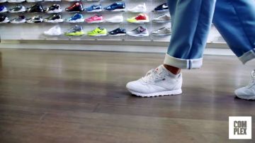 El clásico reebok blanco de Rita Ora en el complejo video