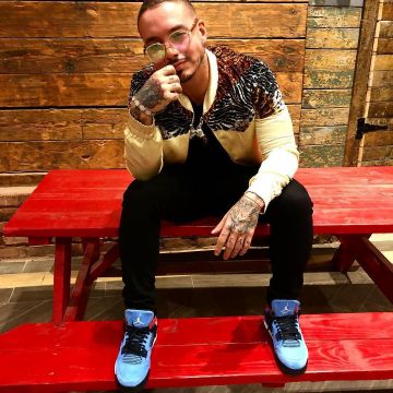 Sneakers blue Nike Air Jordan 4 Cactus jack carried by J Balvin on his post instagram