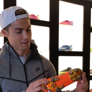 Le sweatshirt à capuche gris Nike Tech porté par Cristiano Ronaldo sur son compte Instagram