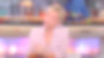 La blouse rose à rayures de Anne-Elisabeth Lemoine dans C à vous du 19/06/2018