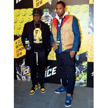 Sneakers Nike Air Jordan 4 retro Levi's blue Fabolous on his account Instagram