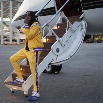 The jacket style bomber yellow BBB that door Quavo on his account Instagram