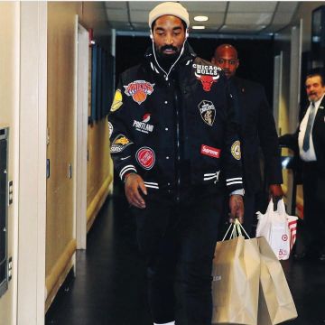 La chaqueta que lleva Jr Smith es una Supreme en colaboración con nba, vista en su cuenta de instagram teamswish