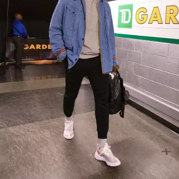 Las zapatillas que lleva Lebron James es una Nike React Element 87 Sail Light Bone, vista en la cuenta de instagram de upscalehype