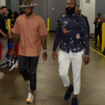 the sneakers worn by the basketball player, P. J Tucker is an air max 1 Curry 2018, a view on the account instagram upscalehype