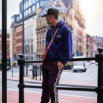 La sudadera con capucha azul Balenciaga que lució John Melchico en su instagram