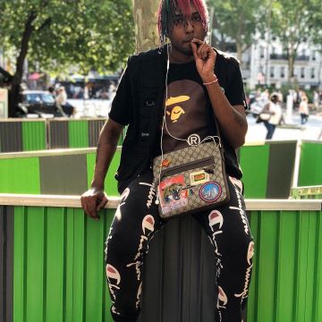 Youv Dee, también conocido como el patrón del logotipo de Lil 10's Black Champion trotando en su publicación de Instagram