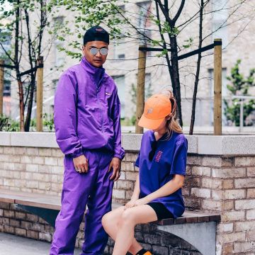 La casquette Palace orange portée par la femme de John Melchico sur son instagram