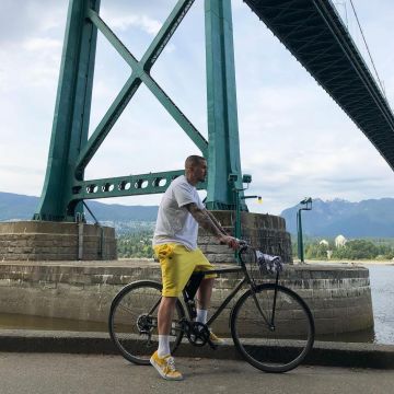 Les Converse Golf le Fleur jaunes portées par Kai sur son instagram