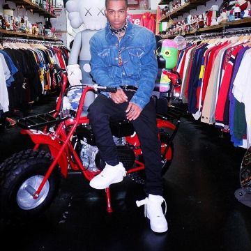 The motorbike XXX tentacion SUPREME x COLEMAN on the account Instagram of Sean Wotherspoon