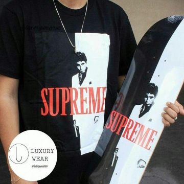 El monopatín Supreme en blanco y negro en la cuenta de Instagram de @luxurywear80