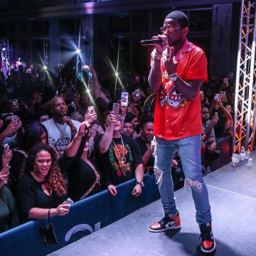 The nike Air Jordan 1 black white orange of Fabolous on his account Instagram