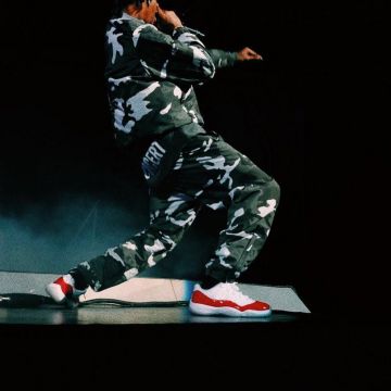 Sneakers Nike Air Jordan XI Retro Low "Cherry" worn by Travis Scott on a post-Instagram