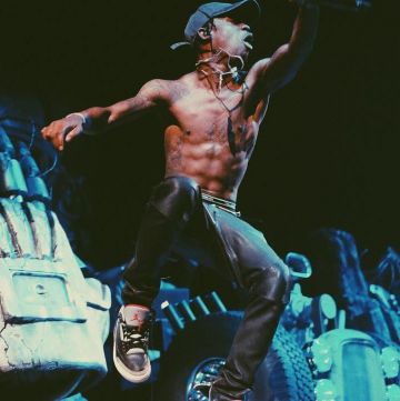 The pair of Nike Air Jordan III OG Retro Black Cement scope in concert by Travis Scott (photo Instagram)