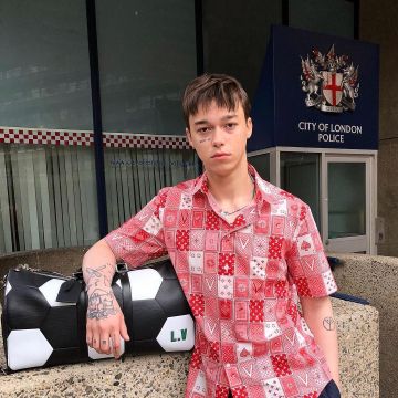 El bolso louis vuitton rojo y blanco en la cuenta de Instagram @sashadidntwakeup