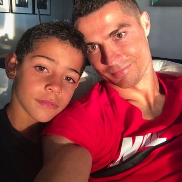 Le tee-shirt rouge Nike Icon porté par Cristiano Ronaldo sur son compte Instagram