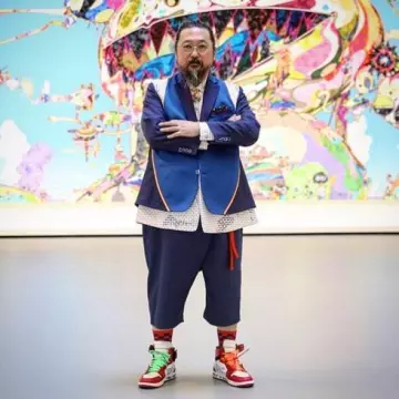 Sneakers red and white Nike Air Jordan 1 "off white" by Takashi Murakami at the fondation Vuitton on Instagram