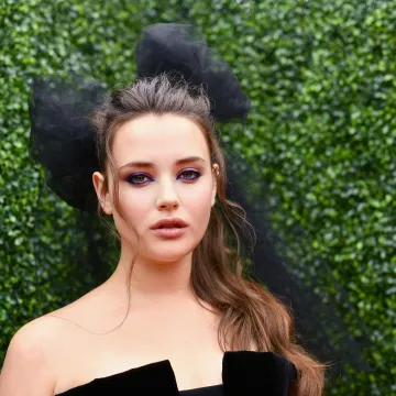 Katherine Langford, en or rose boucles d'oreilles au MTV Movie et TV Awards 2018