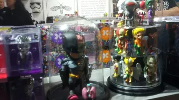 The XXRAY figure of Harley Queen in the YouTube video A CRAZY DAY AT COMIC CON PARIS! (feat Iron Man)