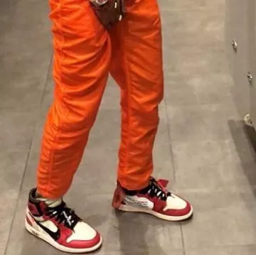 El par de Jordan 1 off blanco que Ayo lleva en su publicación de Instagram