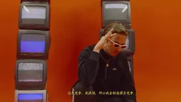 Las gafas de sol blancas de ojo de gato Las especificaciones de Lord Esperanza en el videoclip "Internet"