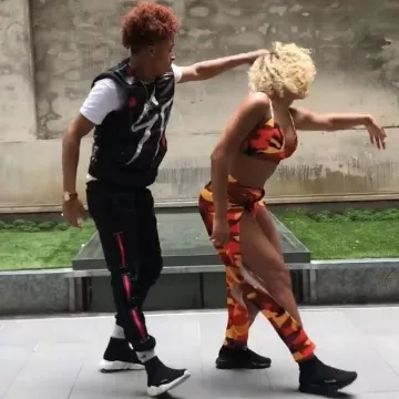 Las zapatillas negras Balenciaga Speed Trainer del bailarín Stony R. Pérez en Instagram