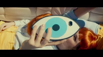 The hull telephone Eye view in the youtube video clip "Angela - The Money" Angèle