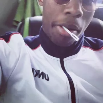 Le sweat unkut Tiakola blanc bleu sur le compte Instagram @tiako_la_melo
