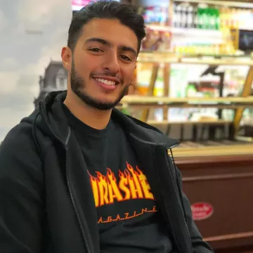 Le t-shirt Thrasher Magazine porté par Fahd El Am­rousy sur son compte Ins­ta­gram @Fahd.el