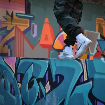 Sneakers white Nike Air Max 97 x Off White in front of the graffities on the account Instagram of Tonton Gibs