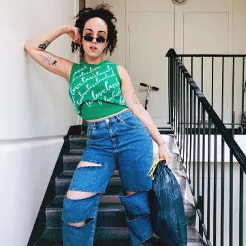 El top de malla verde con logo Love de Shera Kerienski en su cuenta de Instagram
