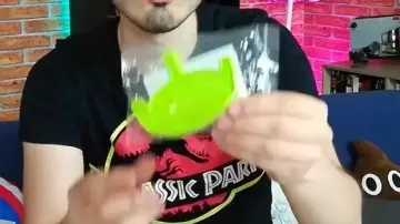 The punch Toy Story Alien seen in the video "my first figurine of the Joker" of the Chain of the Geek