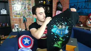 the T-shirt black, Rick and Morty seen in the video "my first figurine of the Joker" of the Chain of the Geek