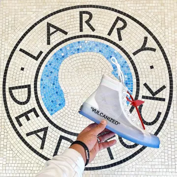 Les Converse All Star blanches 'Vulcanized' de @larrydeadstock sur son compte Instagram