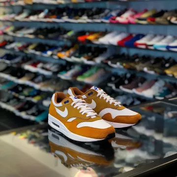 The Nike AirMax 1 orange @larrydeadstock on his account Instagram