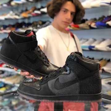 The Nike Dunk black @larrydeadstock on his account Instagram