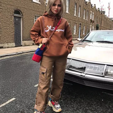 Zapatillas Balenciaga Triple S grises y rojas de Feifei Fu en su cuenta de Instagram