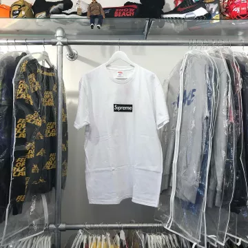 Le tee-shirt supreme blanc avec logo noir de @larrydeadstock sur son compte Instagram