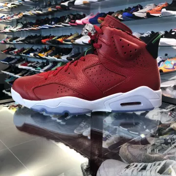 The Nike AirJordan bordeau @larrydeadstock on his account Instagram