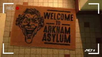 Le tapis Warner Batman "Welcome to Arkham Asylum" dans la vidéo "Je Viens Chez Toi #11" du Joueur de grenier