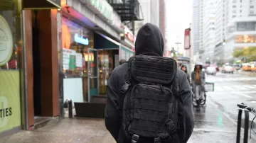 Mochila negra utilizada por Elliot Alderson (Rami Malek) como se ve en Mr. Robot S01E01