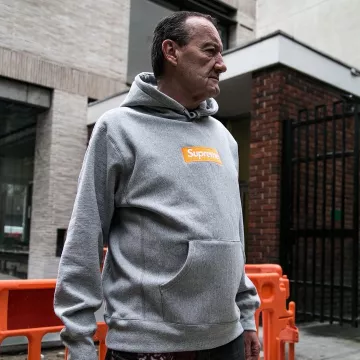Le sweat gris Supreme à capuche que porte Lance Walsh sur son post Instagram