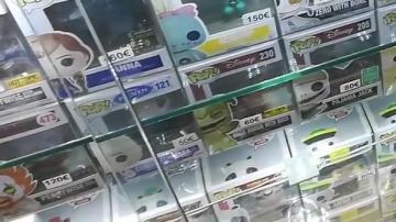 El Funko Pop! 121 Coronación Elsa en el video de YouTube ¡BUSCANDO UNA ESTATUILLA! #VLOG
