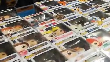 La figura Funko Pop de Evil Queen en el video 
¡Me enamoré de una FIGURITA en PARIS MANGA! #VLOG (