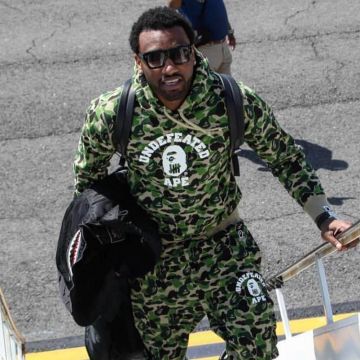 la sudadera bape x invicto que lleva john wall en su publicación de instagram