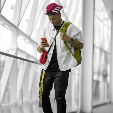 El bolso rojo Supreme que lleva el influencer Elvis en su instagram