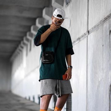 El bolso supreme negro que lleva el influencer Elvis en su instagram