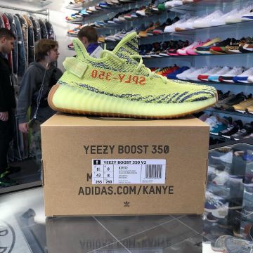 The Yeezy boost 350 V2 yellow @larrydeadstock on his account Instagram