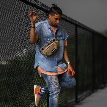 El bolso de plátano Supreme que lleva el influencer Elvis en su instagram