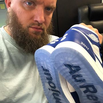 The Nike AIR JORDAN 1 RETRO blue-and-white of @larrydeadstock on his account Instagram